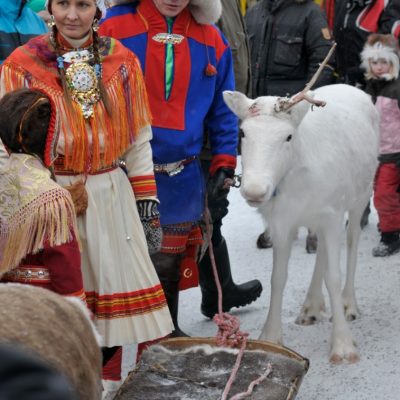 Man och kvinna på Jokkmokks marknad iklädda samisk folkdräkt